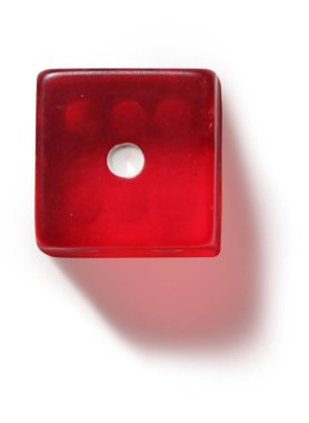 Saydam arkaplanda izole edilmiş gerçekçi kırmızı akrilik zar. Sahne projeleri için uygun element.