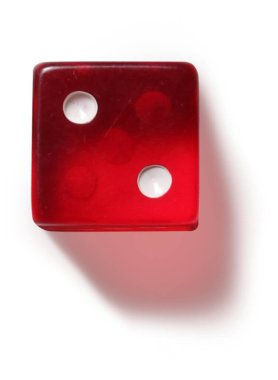 Saydam arkaplanda izole edilmiş gerçekçi kırmızı akrilik zar. Sahne projeleri için uygun element.