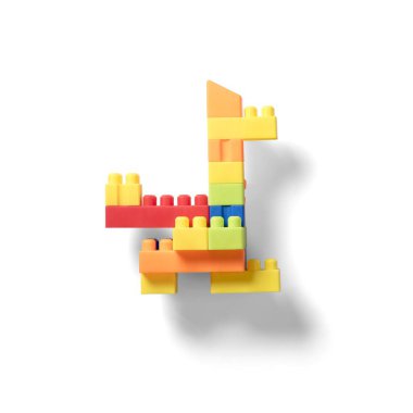 Renkli çocuklar blok oyuncakları yapıyor.