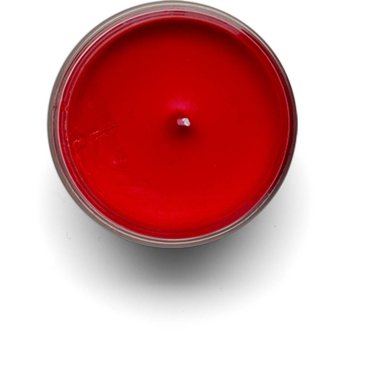 Saydam arkaplanda izole edilmiş gerçekçi kırmızı mum. Sahne projeleri için uygun element.