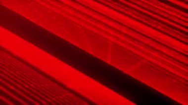 Kırmızı yatay ışığın soyut bir videosu siyah arkaplan boyunca çizgi çizerek cesur ve dinamik bir görsel etki yaratır. Karşıtlık, kompozisyonun yoğunluğunu ve enerjisini vurgular.