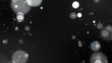 Siyah beyaz Bokeh 'in siyah arka planda daireler çizdiği soyut bir görüntü, bir minimalist ama görsel olarak büyüleyici bir etki yaratıyor. Yumuşak odak rüya gibi bir kalite ekler..