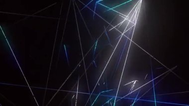 Mavi ve beyaz ışığın modern bir görüntüsü koyu bir arkaplan karşısında soyut desenler oluşturur. Parlak çizgiler ve parlak renkler sofistike bir görsel efekt yaratır..