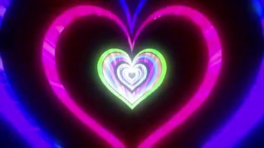İçinde çok renkli bir kalp olan neon pembe bir kalp..