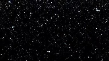 Siyah bir arkaplana düşen kar.