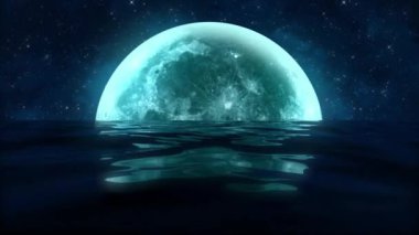 Büyük bir dolunay, karanlık ve gizemli bir okyanusun üzerinde asılı duruyor. Yansıması, yıldızlı bir gece gökyüzü ile çevrili, suyun yüzeyinde parıldıyor..