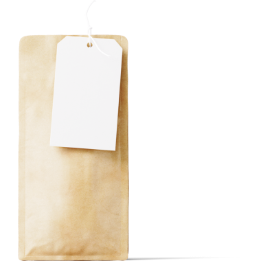 Etiketleme veya paketleme amaçları için uygun boş etiketli basit bir kahverengi kağıt zarf.