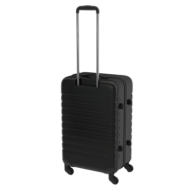 Geri çekilebilir sapı ve tekerlekleri olan parlak siyah bir bavul. Yolculuk kolaylığı için tasarlanmış..