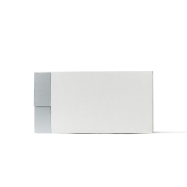 Basit, dikdörtgen beyaz bir kutu, gümüş kapaklı, ambalaj veya depolama için uygun..