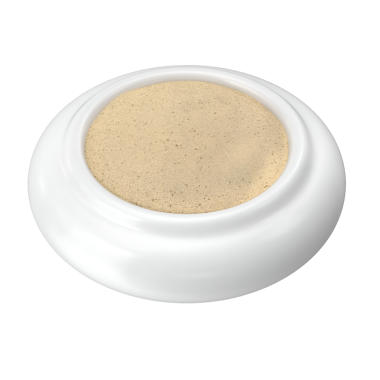 Açık renkli bir toz içeren küçük, yuvarlak bir tabak, muhtemelen baharat ya da baharat, lezzet katmak için kullanılır..