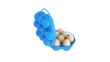 Yumurtaların depolanması ve taşınması için tasarlanmış birkaç yumurta içeren mavi bir yumurta kutusu..