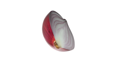 Kesik kırmızı soğan katmanlı yapısını ve canlı renklerini gösterir.