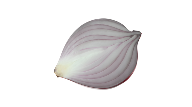 Dilimlenmiş arpacık soğanının yakın plan görüntüsü, katmanlı yapısını ve açık mor rengini gösterir, genellikle pişirmede kullanılır..