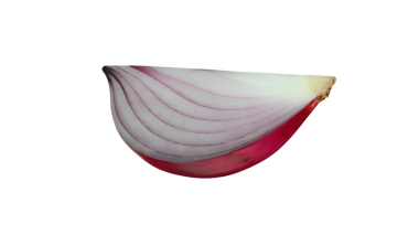 Dilimlenmiş kırmızı soğan tabakalarını ve canlı rengini gösterir. Genellikle yemek ve süslemede kullanılır..