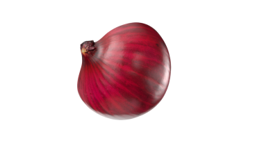 Kırmızı soğanın yakın plan çekimi, canlı rengini ve pürüzsüz dokusunu sergiliyor, genellikle yemek ve salatalarda kullanılır..