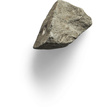 Şeffaf bir arkaplana karşı sergilenen kaba, düzensiz bir kaya doğal dokusunu ve şeklini sergiliyor..