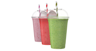 Üç renkli milkshake, şeffaf bardaklarda pipetlerle, canlı tatlar ve davetkar dokular sergiliyor..