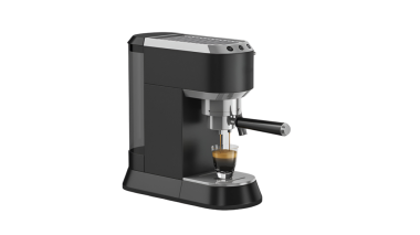 Kahve demleyen parlak bir espresso makinesi, kahve meraklıları için modern tasarım ve işlevsellik sergiliyor..