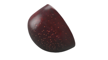 Pürüzsüz, koyu kırmızı bir nesne. Parlak bir yüzeyi ve küçük lekeleri var. Meyve ya da dekoratif bir nesneye benziyor..