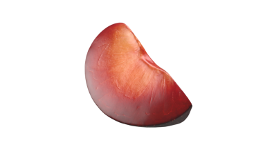 Yarım erikli, pürüzsüz derisini ve canlı rengini gösteren bir yakın çekim..