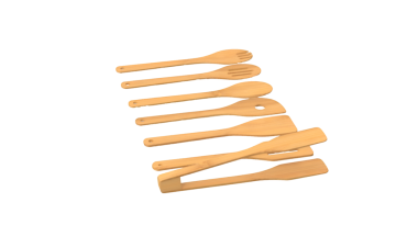 Ahşap mutfak aletleri koleksiyonu düzgün düzenlenmiş, yemek ve servis için ideal..