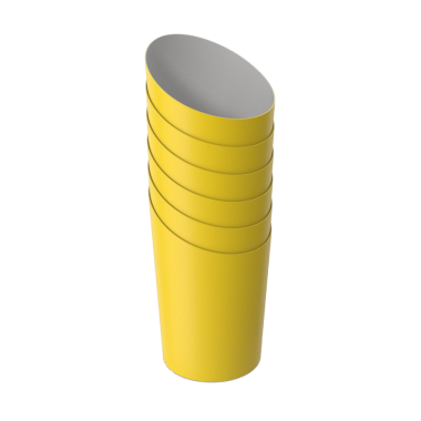 İçecekleri servis etmek için tasarlanmış, modern ve minimalist tarzda sergilenen bir yığın sarı bardak..