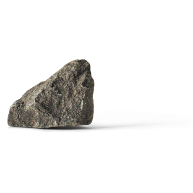 Sade bir zemine karşı sergilenen, doğal dokusunu ve şeklini sergileyen basit bir kaya..