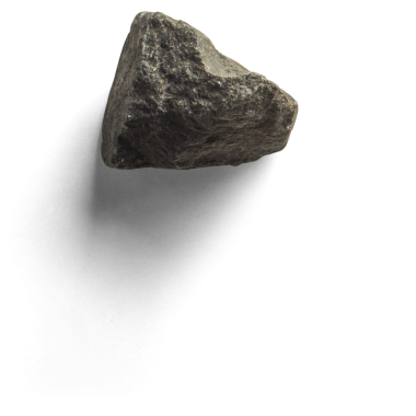 Şeffaf bir arkaplan karşısında yalıtılmış üçgen bir kaya..