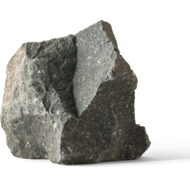 Kaba, dokulu yüzeyi olan doğal bir kaya jeolojik özelliklerini ve toprak renklerini sergiliyor..