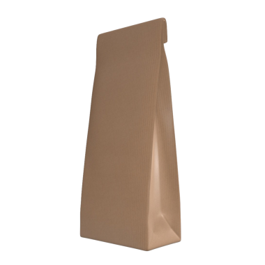 Paketleme için tasarlanmış, genellikle yiyecek veya perakende ürünler için kullanılan düz kahverengi bir kese kağıdı..