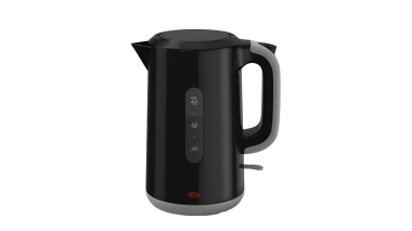 Su kaynatmak için hızlı ve etkili bir şekilde tasarlanmış parlak siyah bir elektrikli su ısıtıcısı..