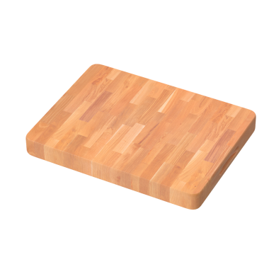 Düz bir yüzeyi olan tahta kesme tahtası, yemek hazırlama ve mutfak işleri için idealdir..