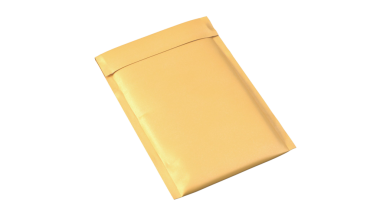 Sade sarı bir zarf, genellikle dokümanları veya küçük parçaları güvenli bir şekilde göndermek için kullanılır..