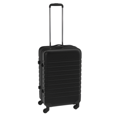 Geri çekilebilir sapı ve tekerlekleri olan parlak siyah bir bavul. Yolculuk kolaylığı için tasarlanmış..
