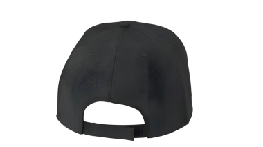 Arkadan görülen siyah başlık, tasarımını ve ayarlanabilir kayışını gösteriyor..