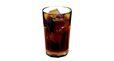 Sıcak bir günde susuzluğu gidermek için mükemmel buz küpleriyle dolu ferahlatıcı bir bardak karbonat..