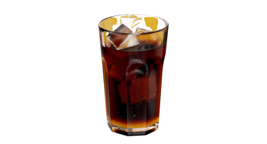 Ilık bir günde serinlemek için mükemmel buz küpleriyle dolu ferahlatıcı bir bardak buzlu içecek..