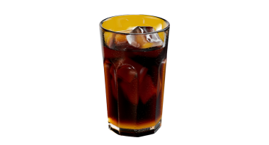 Şeffaf bir zemin üzerine kurulmuş buzla serinletici bir bardak koyu içecek..