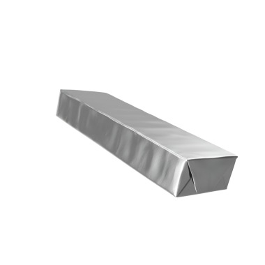 Gıda depolama veya ambalaj için muhtemelen kullanılan üçgen kesitli parlak, uzun gümüş bir paket..