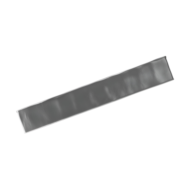 Açık yapışkan bir bant rulosu. Genellikle çeşitli ev ve ofis uygulamalarında kullanılır..