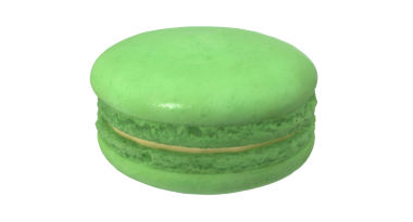 Canlı yeşil bir makaron, pürüzsüz kabuğunu ve kremsi dolgusunu sergiliyor, tatlı aşıkları için mükemmel..