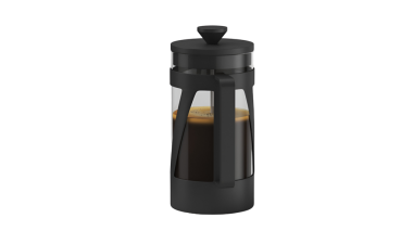 Zengin ve aromalı kahve yapmak için tasarlanmış, demlenmiş kahveyle doldurulmuş koyu siyah bir Fransız kahve makinesi..