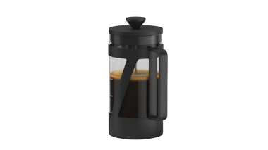 İçi demlenmiş kahveyle dolu parlak siyah bir Fransız presi, evde zengin, lezzetli kahve yapmak için tasarlanmış..