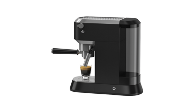 Kahve demlemek için tasarlanmış parlak siyah bir espresso makinesi..