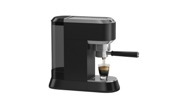 Evde ya da kafelerde kahve yapmak için tasarlanmış parlak siyah bir espresso makinesi..