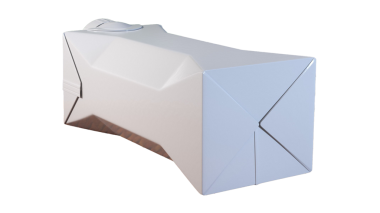 Sıvı depolama için tasarlanmış, süt veya meyve suyu gibi içecekler için kullanılan sade, geometrik bir karton..