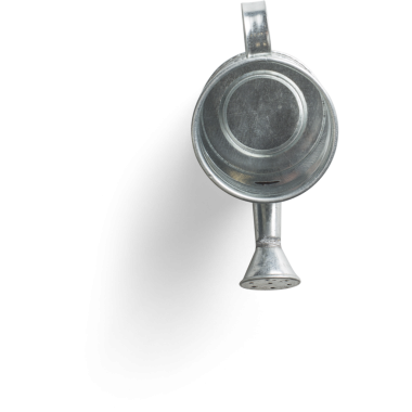 Bahçıvanlık için tasarlanmış bir metal sulama kutusu. Kolayca dökülebilecek bir oluğa sahip..