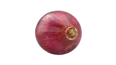 Pürüzsüz, parlak bir yüzeyi olan tek bir kırmızı soğan, canlı rengini ve doğal dokusunu sergiliyor..