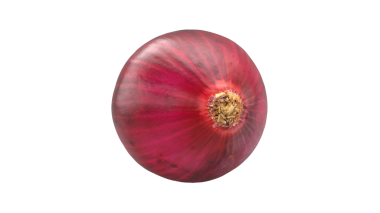 Pürüzsüz, parlak bir yüzeyi olan tek bir kırmızı soğan, canlı rengini ve doğal şeklini sergiliyor..