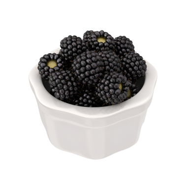 Taze böğürtlenlerle dolu bir kase, zengin renklerini ve dokularını sergiliyor, tatlı ya da atıştırmak için mükemmel..